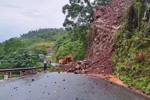Thủ tướng yêu cầu hỗ trợ, khôi phục sản xuất kinh doanh sau bão lũ