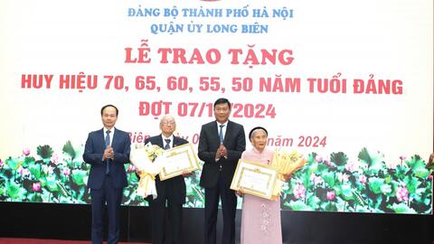 351 đảng viên quận Long Biên nhận Huy hiệu Đảng đợt 7/11