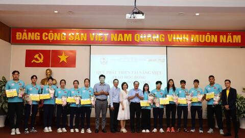 Quỹ Phát triển Tài năng Việt trao học bổng cho 12 vận động viên quốc gia