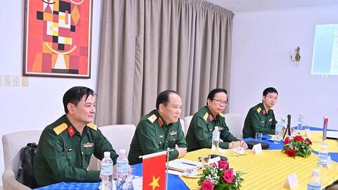 Đoàn công tác Báo Quân đội nhân dân làm việc với Cục Chính trị Bộ các Lực lượng vũ trang cách mạng Cuba