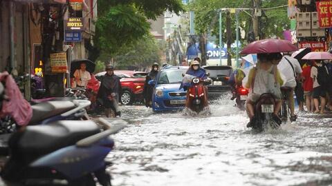 Hà Nội: Mưa lớn xuyên đêm, nhiều tuyến đường ngập sâu