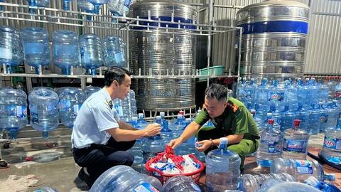 Triệt phá đường dây sản xuất 20.000 bình nước Lavie giả