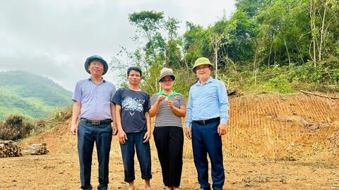 Niềm vui nhận mặt bằng xây nhà mới sau lũ