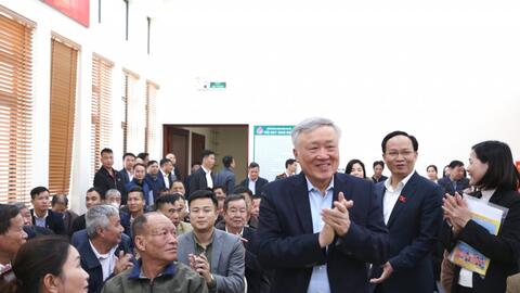 Phó Thủ tướng Thường trực Nguyễn Hòa Bình xem xét, trao đổi, trả lời từng ý kiến, kiến nghị của cử tri