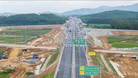 Cao tốc Quảng Ngãi - Hoài Nhơn vượt núi, xuyên đèo, về đích trước tiến độ