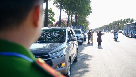 Hà Nội: Xử lý phương tiện dừng đỗ không đúng quy định tại sân bay Nội Bài