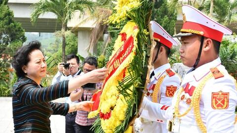 Phó thủ tướng Phạm Thị Thanh Trà dâng hương tri ân các Anh hùng liệt sĩ tại tỉnh Quảng Trị