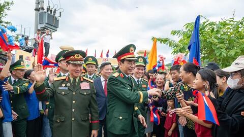 Phó thủ tướng, Bộ trưởng Bộ Quốc phòng Việt Nam - Lào giao lưu cùng nhân dân biên giới
