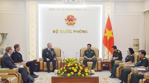 Thượng tướng Nguyễn Trường Thắng tiếp các Tùy viên Quốc phòng cũ và mới của Thụy Điển