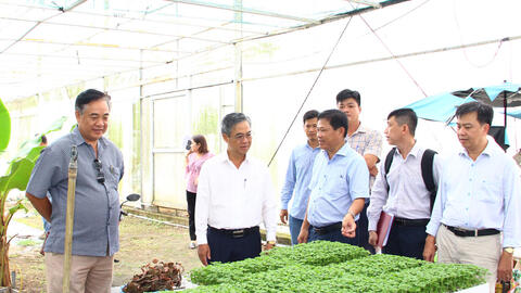 Phó Chủ tịch UBND tỉnh Châu Văn Hòa khảo sát Trung tâm Giống và Hoa kiểng, vùng nuôi thủy sản lồng bè