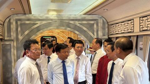 Khai trương đoàn tàu 'Cố đô Huế - Phong Nha'