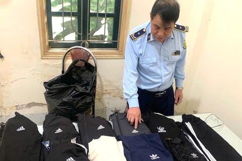 Sơn La: Tạm giữ nhiều quần áo, giày dép có dấu hiệu giả mạo nhãn hiệu