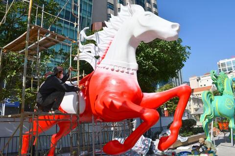 Lộ diện linh vật ngựa khổng lồ đường hoa Nguyễn Huệ tết Bính Ngọ 2026