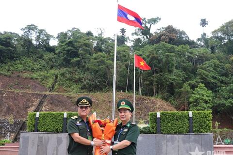 Nhiều hoạt động ý nghĩa trong chương trình giao lưu sĩ quan trẻ biên giới Việt Nam - Lào