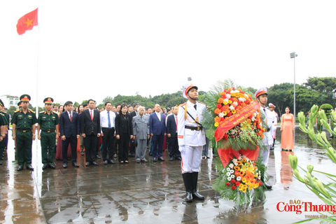Gia Lai: Dâng hoa, dâng hương tưởng nhớ Chủ tịch Hồ Chí Minh