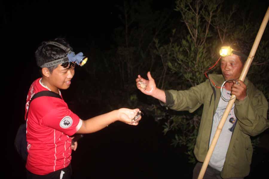 Săn cua đá ở thác Ply Mung. Ảnh: Nguyễn Tú
