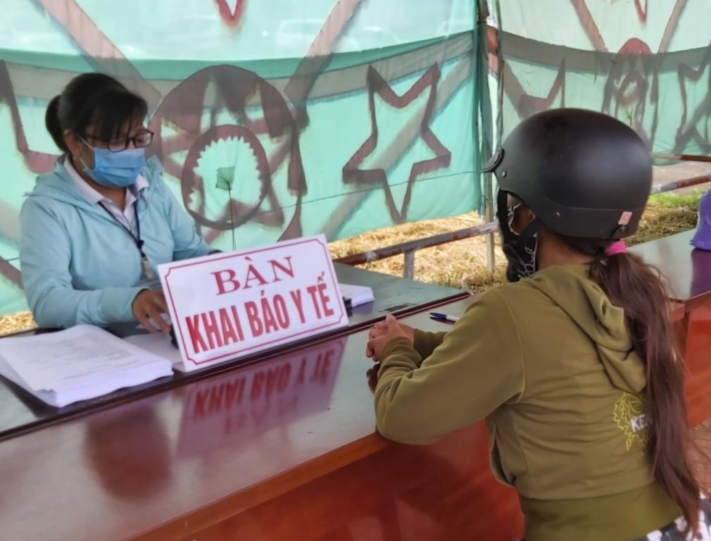 Nhân viên Bệnh viện Đa khoa vùng Tây Nguyên điều tra yếu tố dịch tễ và hỗ trợ người dân khai báo y tế.