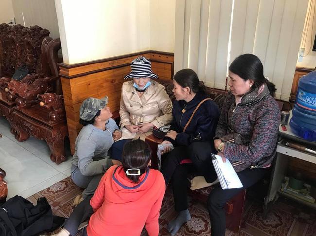 Hàng chục người dân đến Công ty TNHH Nông sản Xuân Anh để đòi nợ nhưng không được. Ảnh: Duy Hậu