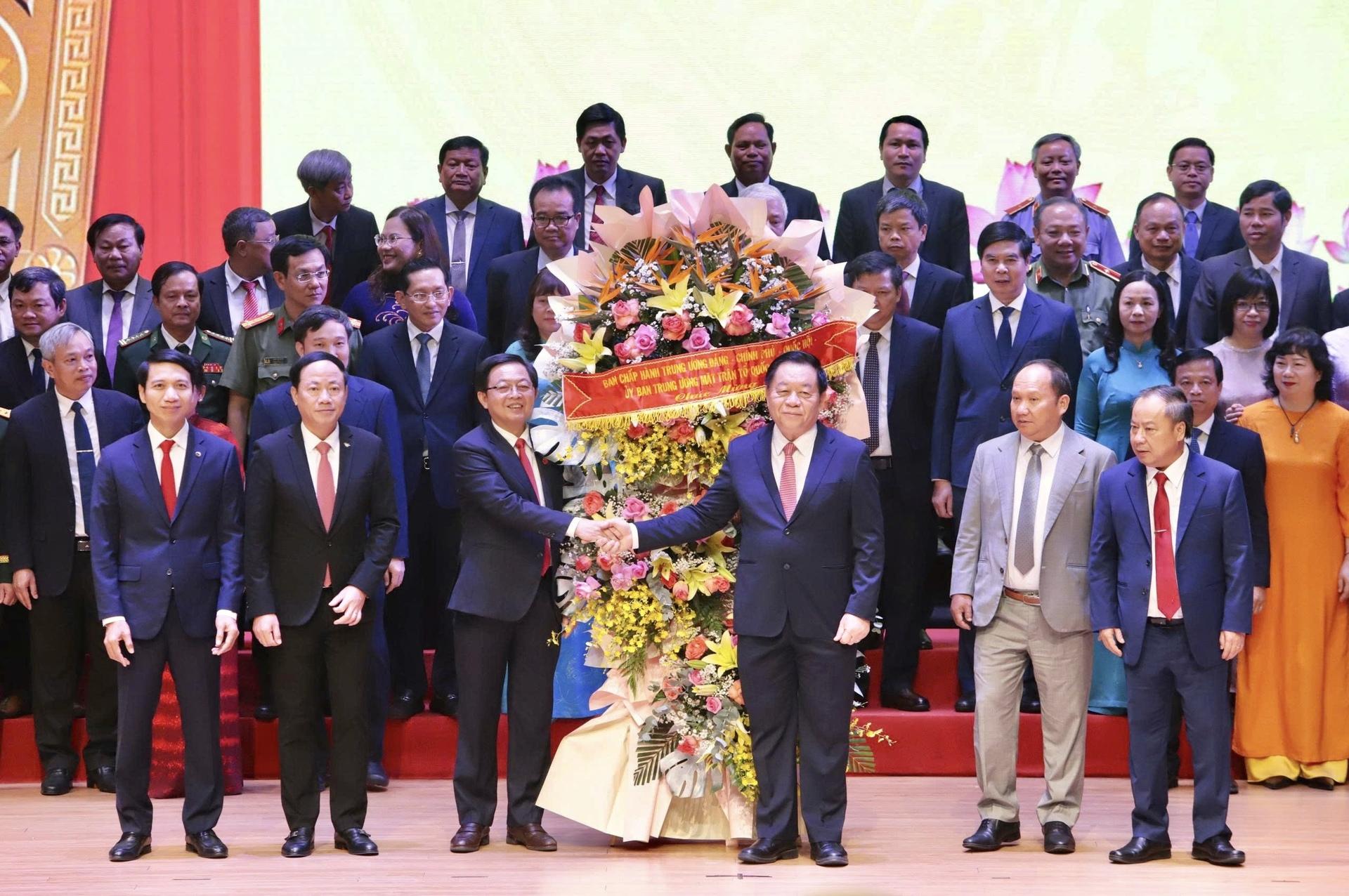 Trưởng ban Tuyên giáo và Dân vận Trung ương Nguyễn Trọng Nghĩa tặng hoa chúc mừng Ban Chấp hành Đảng bộ tỉnh Gia Lai mới. Ảnh: Hiền Mai