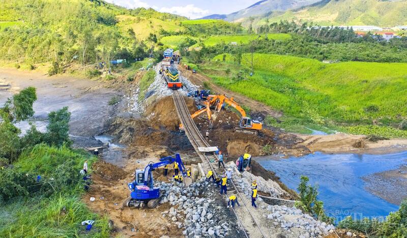 Hàng trăm công nhân và thiết bị vẫn khắc phục sự cố sạt lở trên tuyến đường sắt Bắc - Nam, đoạn giữa ga Diêu Trì (tỉnh Gia Lai) và ga Tuy Hòa (tỉnh Đắk Lắk). Ảnh: Hiền Mai