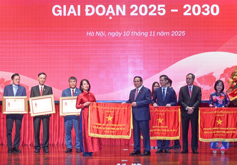 Các đơn vị nhận Cờ Thi đua Chính phủ. Ảnh: VGP/Nhật Bắc