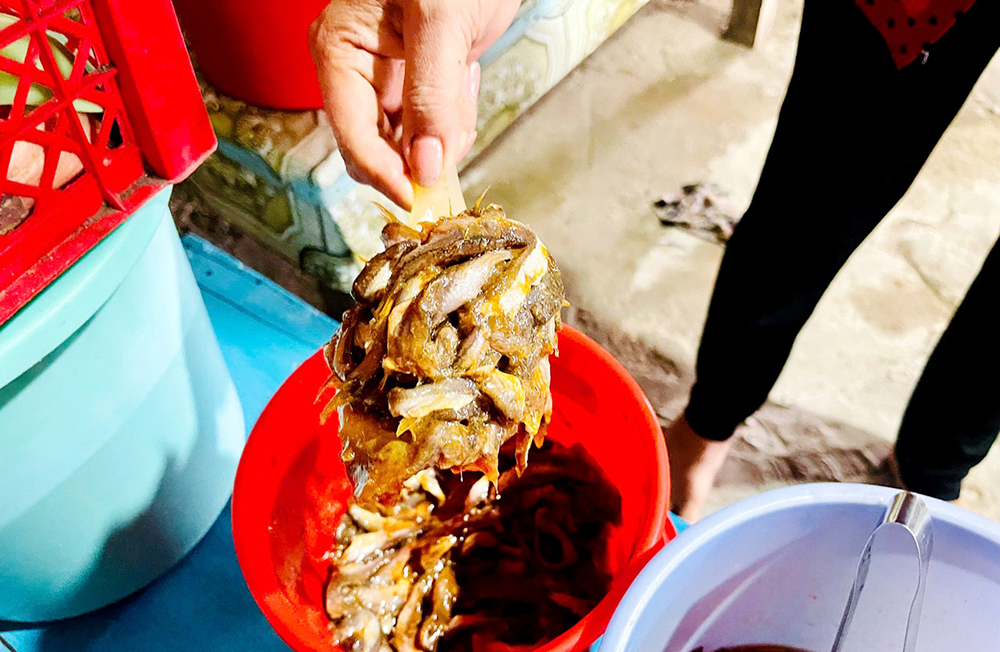 Mắm là một trong những đặc sản của người dân miền Tây trong mùa nước nổi.