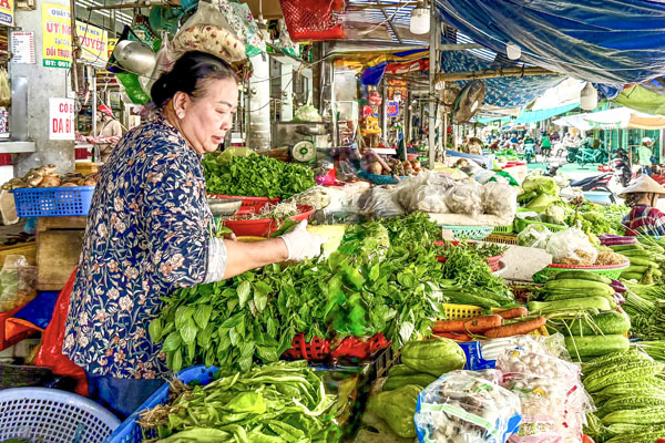 Giá nhiều loại rau củ quả bán lẻ tại chợ tăng từ 5.000-15.000 đ/kg.