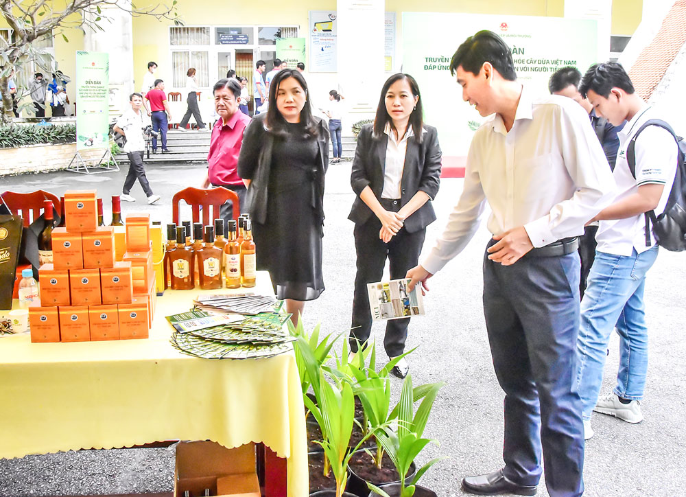 Đại biểu tham quan sản phẩm dừa sáp cấy phôi của Trường ĐH Trà Vinh.