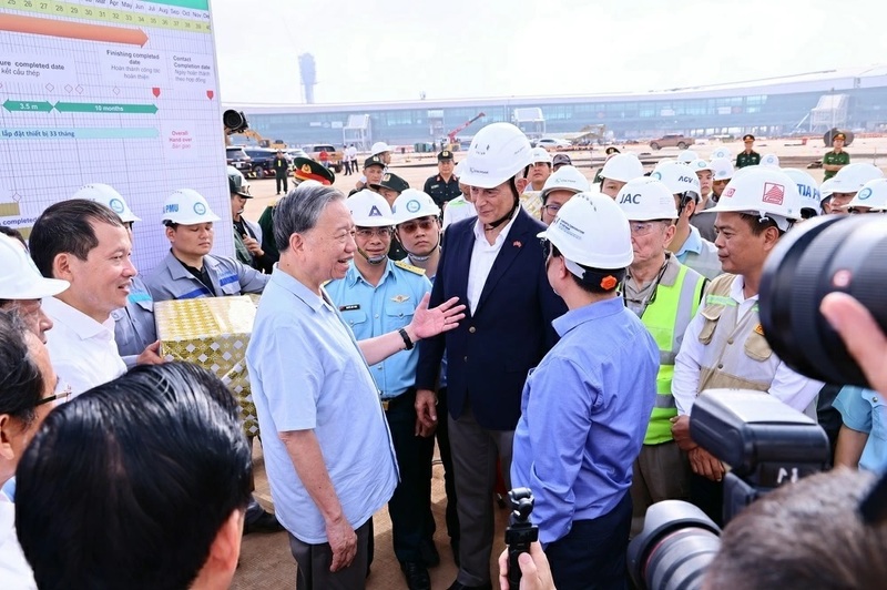 Tổng Bí thư Tô Lâm trao đổi với đại diện chủ đầu tư và nhà thầu thi công Dự án Sân bay Long Thành - Ảnh: Cổng TTĐT tỉnh Đồng Nai.