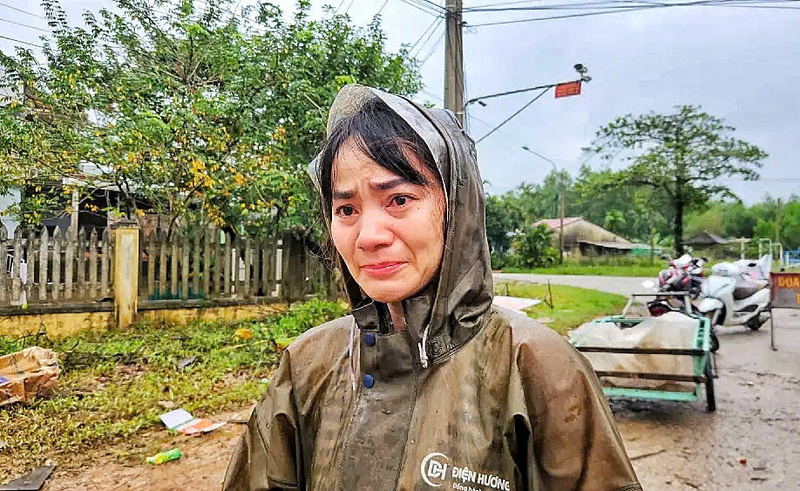 Nhiều người chỉ biết đứng lặng nhìn, nước mắt chảy dài. Trong ảnh là bà Hoàng Thị Nhân (40 tuổi, tổ dân phố Đông Thái, TP. Huế) không giấu được nỗi đau, đôi tay bà run rẩy khi cố gắng nhặt lại số hàng hóa bị ướt do ngâm nước lũ.