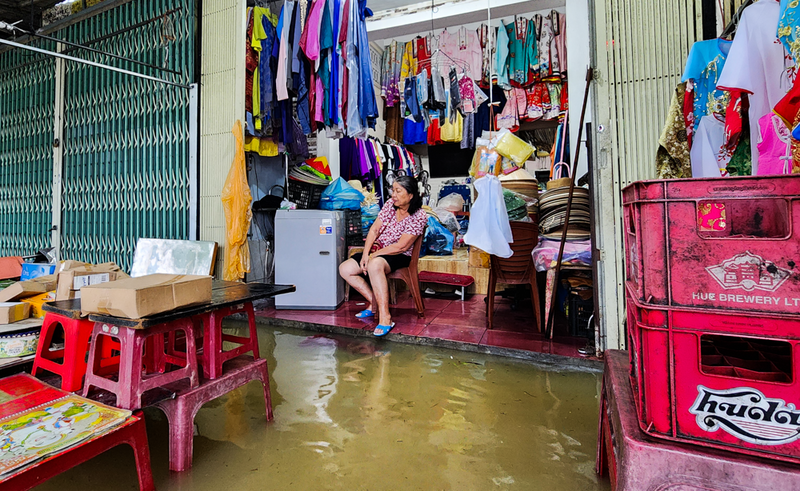 “Nước lên nhanh quá, chỉ trong một đêm là ngập hết. Hai vợ chồng tôi cố dọn dẹp, di dời đồ đạc lên cao, nhưng vô vọng” bà Nhân nói và buồn rầu cho biết thêm, hàng hóa là cả gia tài, quần áo, ngâm nước hết, dù vớt vát lên được cũng đã hư hỏng hoàn toàn.