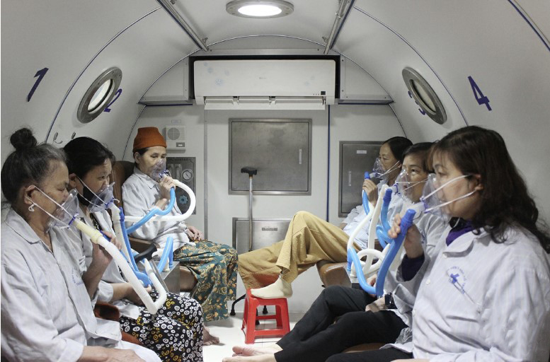 Người dân vùng cao được hỗ trợ điều trị bằng buồng oxy cao áp tại cơ sở y tế, góp phần nâng cao chất lượng chăm sóc sức khỏe và phục hồi chức năng.