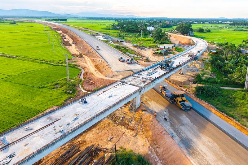 Dự án cao tốc Quảng Ngãi - Hoài Nhơn đã hoàn thành hơn 90% khối lượng và đang "chạy nước rút" để có thể thông xe toàn tuyến và tháng 12/2025