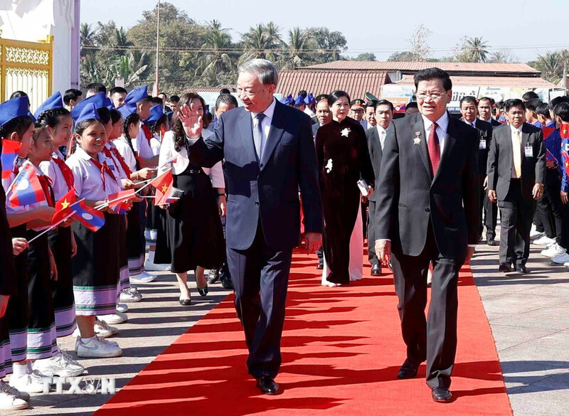 Tổng Bí thư Tô Lâm và Tổng Bí thư, Chủ tịch nước Lào Thongloun Sisoulith dự Lễ khánh thành Công viên Hữu nghị Lào - Việt Nam ở thủ đô Vientiane. Ảnh: TTXVN.