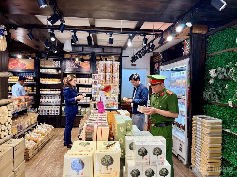 Đoàn kiểm tra tại Langfarm. Ảnh: Diễm Thương