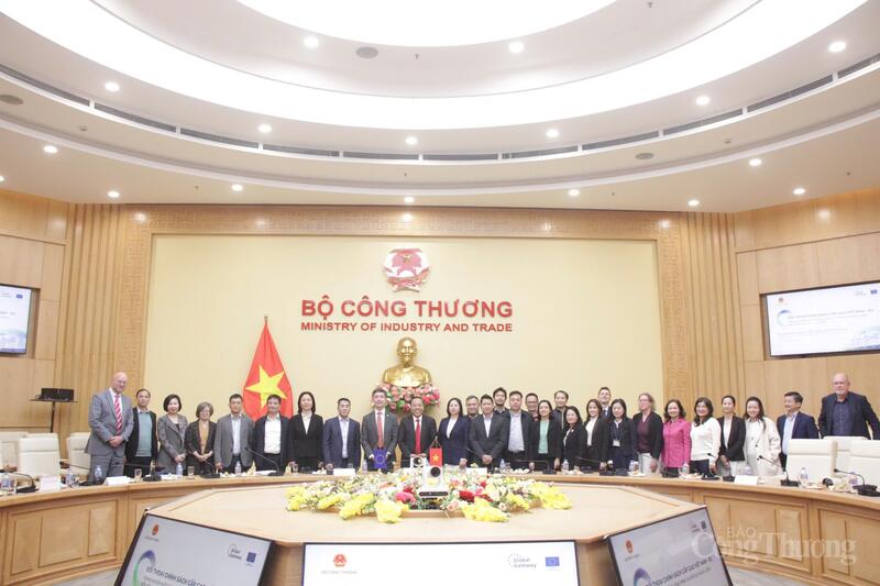 Các đại biểu trong phiên họp chụp ảnh lưu niệm.