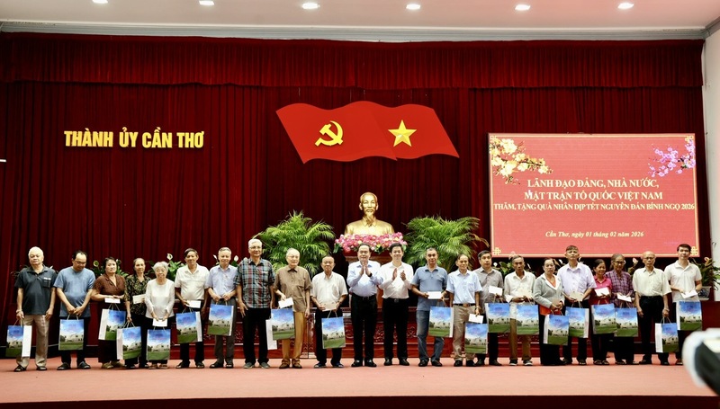 Chủ tịch Quốc hội Trần Thanh Mẫn tặng quà các gia đình chính sách, người lao động.