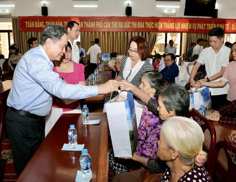 Chủ tịch Quốc hội Trần Thanh Mẫn tặng quà các gia đình chính sách, người nghèo, người có hoàn cảnh khó khăn.