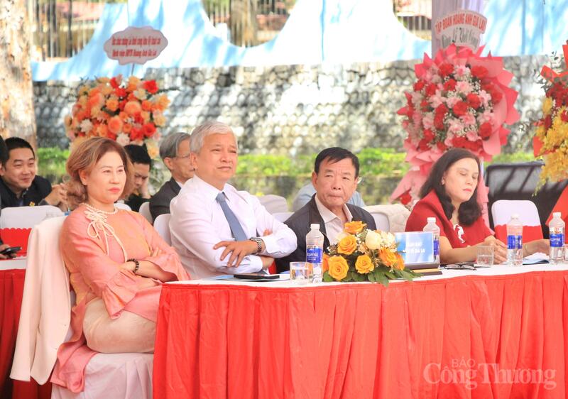 Các đại biểu tham dự lễ khởi công. Ảnh: Hiền Mai