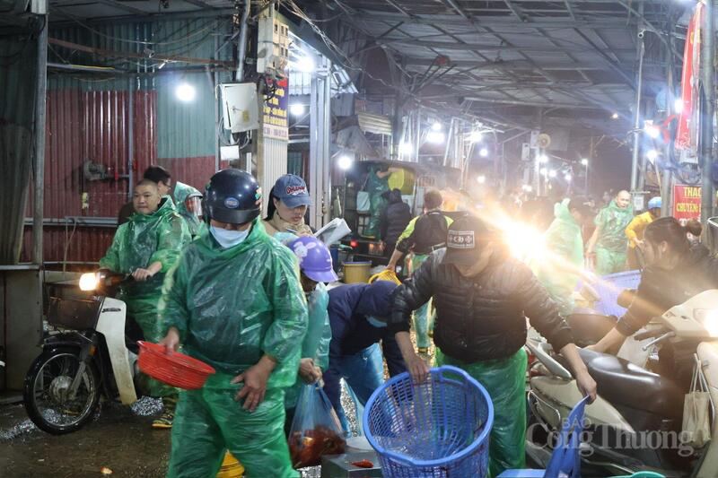 Chợ cá lớn nhất miền Bắc nhộn nhịp trong ngày tiễn ông Công ông Táo - 4