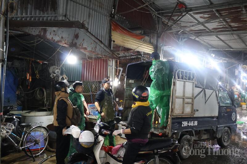 Chợ cá lớn nhất miền Bắc nhộn nhịp trong ngày tiễn ông Công ông Táo - 2