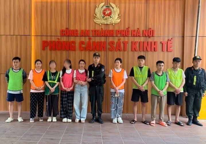 Các đối tượng tại cơ quan công an. Ảnh: Công an TP Hà Nội