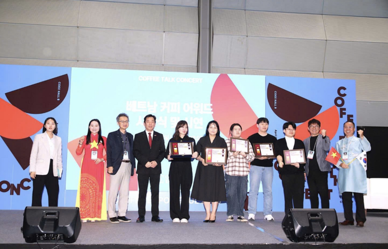 Đại sứ Vũ Hồ trao giải thưởng cà phê cho các nhà nhập khẩu và chuyên gia pha chế Hàn Quốc.