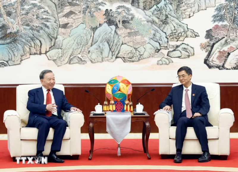 Tổng Bí thư, Chủ tịch nước Tô Lâm tiếp đồng chí Trần Cương, Ủy viên Trung ương Đảng, Bí thư khu ủy Khu tự trị dân tộc Choang Quảng Tây. (Ảnh: Thống Nhất/TTXVN)
