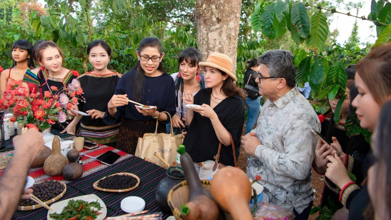 Các đại biểu trải nghiệm văn hóa cà-phê bản địa trong không gian vườn cà-phê ở buôn Tơng Jú, phường Ea Kao, tỉnh Đắk Lắk.
