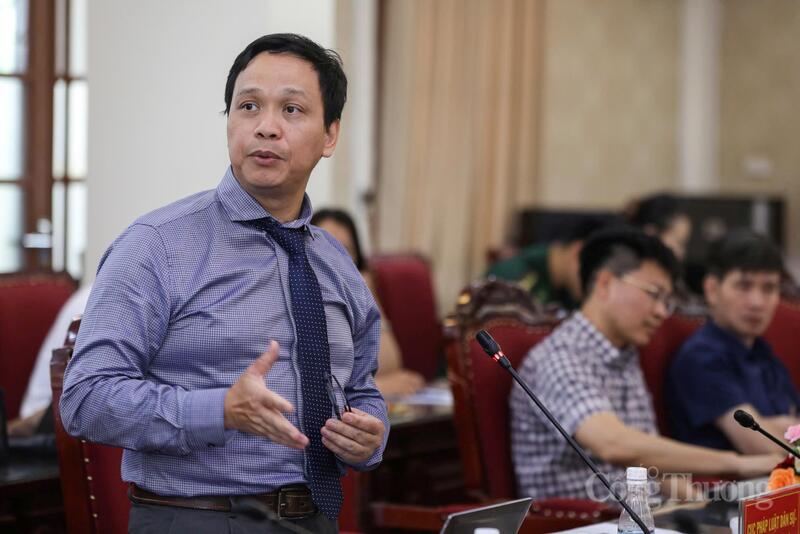 TS. Nguyễn Quốc Việt phát biểu tại toạ đàm. Ảnh: NH