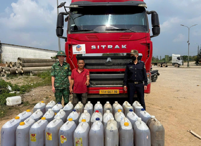 Lực lượng chức năng TP. Đà Nẵng kịp thời phát hiện, ngăn chặn vụ "tuồn lậu" gần 900 lít dầu Diesel qua cửa khẩu quốc tế Nam Giang. Ảnh: Bộ đội biên phòng Đà Nẵng