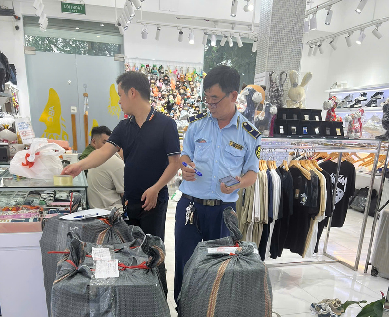 Lực lượng quản lý thị trường Hà Nội kiểm tra, tạm giữ hàng hóa vi phạm.