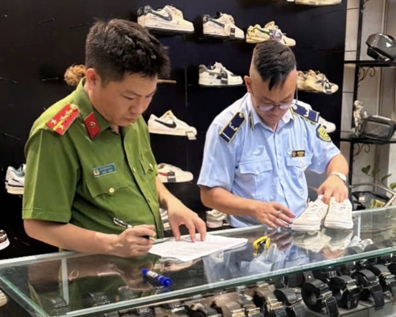 Lực lượng quản lý thị trường phối hợp kiểm tra tại một số cửa hàng. Ảnh: Chi cục QLTT Đồng Nai.