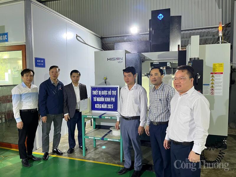 Nhiều cơ sở công nghiệp nông thôn được hỗ trợ kinh phí đầu tư máy móc nhờ chương trình khuyến công quốc gia. Ảnh: NH